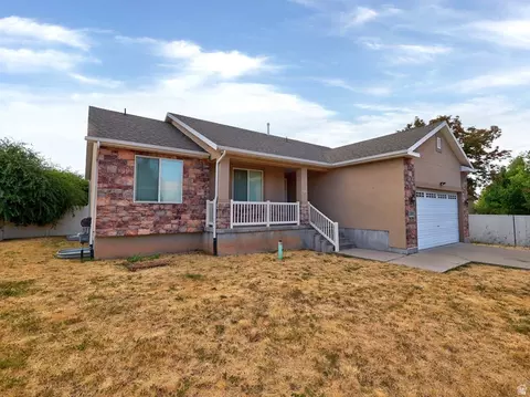 Exterior - 1065 S 1650 E, Clearfield, UT 84015 photo 4 of 6