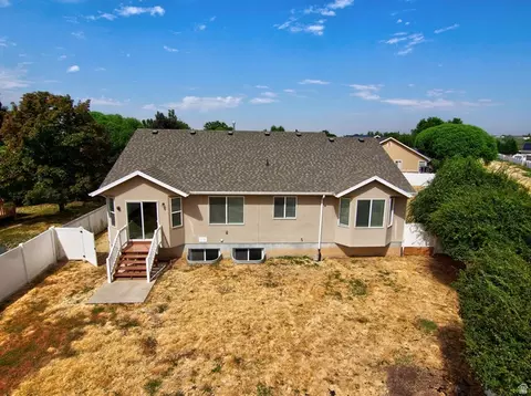 Exterior - 1065 S 1650 E, Clearfield, UT 84015 photo 3 of 6