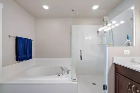 Bath - 1576 E Lowe Peak Dr, Eagle Mountain, UT 84005 photo 3 of 5