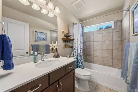 Bath - 1576 E Lowe Peak Dr, Eagle Mountain, UT 84005 photo 4 of 5
