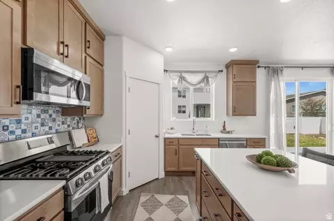 Kitchen - 858 W Wickham Dr S, Murray, UT 84123 photo 2 of 2