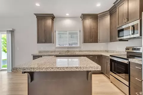 Kitchen - 4572 E Flower Pt, Eagle Mountain, UT 84005 photo 2 of 6