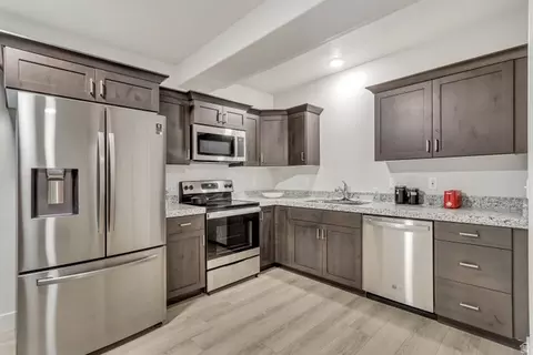 Kitchen - 4572 E Flower Pt, Eagle Mountain, UT 84005 photo 4 of 6