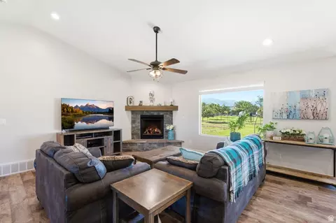 Living - 533 W Moonlight Dr, Erda, UT 84074 photo 1 of 4