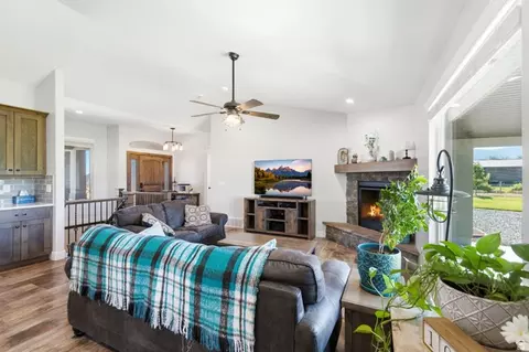 Living - 533 W Moonlight Dr, Erda, UT 84074 photo 3 of 4