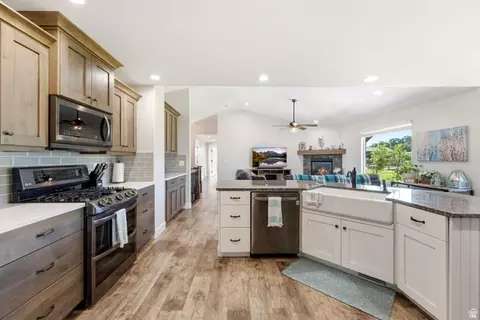 Kitchen - 533 W Moonlight Dr, Erda, UT 84074 photo 6 of 7