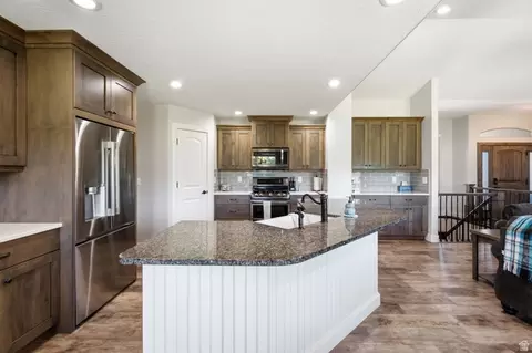 Kitchen - 533 W Moonlight Dr, Erda, UT 84074 photo 4 of 7