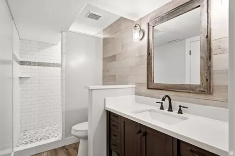 Bath - 533 W Moonlight Dr, Erda, UT 84074 photo 6 of 8