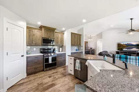 Kitchen - 533 W Moonlight Dr, Erda, UT 84074 photo 5 of 7