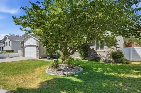 Exterior - 38 W Clay Dr, Murray, UT 84107 photo 3 of 9