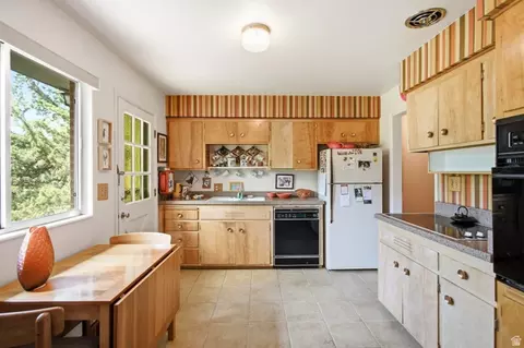 Kitchen - 2964 E Morgan Dr, Holladay, UT 84124 photo 1 of 3