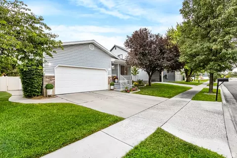 Exterior - 8277 S 560 E, Sandy, UT 84070 photo 6 of 8