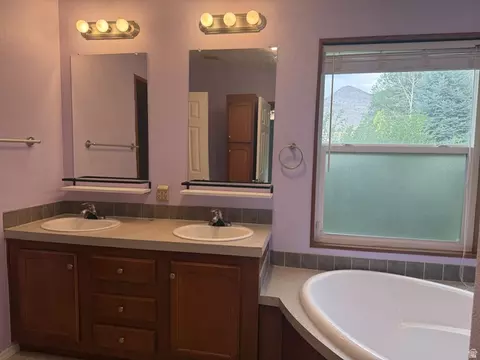 Bath - 275 E 400 S, Monroe, UT 84754 photo 1 of 4