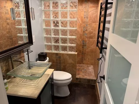 Bath - 4867 S 1690 E, Holladay, UT 84117 photo 2 of 5