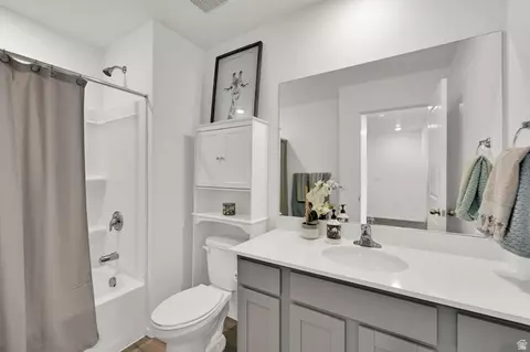 Bath - 3995 N Wildcat Ln, Eagle Mountain, UT 84005 photo 2 of 3