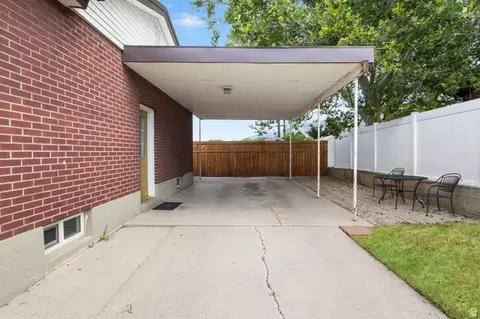 Exterior - 271 E 1050 N, Bountiful, UT 84010 photo 2 of 9