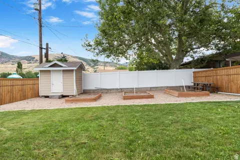Exterior - 271 E 1050 N, Bountiful, UT 84010 photo 5 of 9