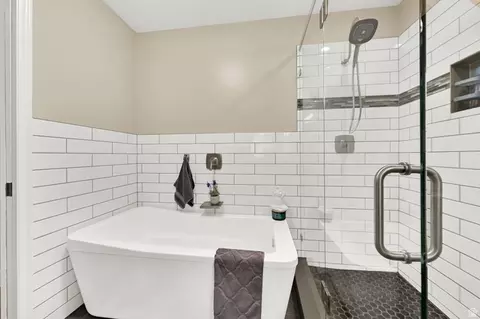 Bath - 2246 E Lincoln Ct, Holladay, UT 84124 photo 2 of 5