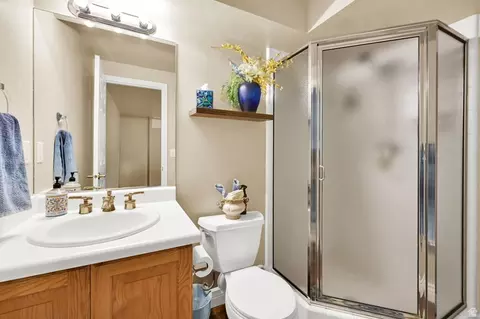 Bath - 2246 E Lincoln Ct, Holladay, UT 84124 photo 4 of 5