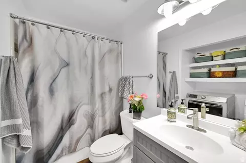 Bath - 2246 E Lincoln Ct, Holladay, UT 84124 photo 3 of 5