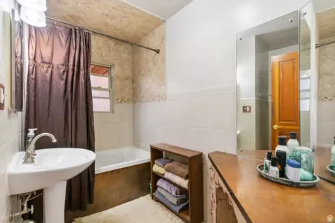 Bath - 615 E Maple St, Mapleton, UT 84664 photo 1 of 3