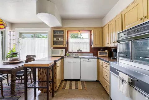 Kitchen - 615 E Maple St, Mapleton, UT 84664 photo 2 of 4