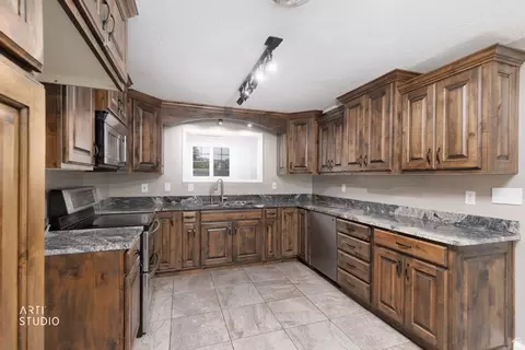 Kitchen - 241 E 13275 S, Draper, UT 84020 photo 3 of 3