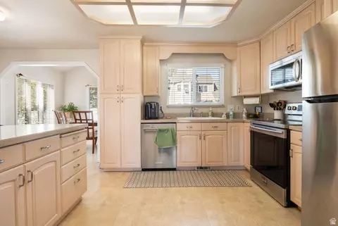 Kitchen - 5386 S Clover Meadow Dr, Murray, UT 84123 photo 1 of 4
