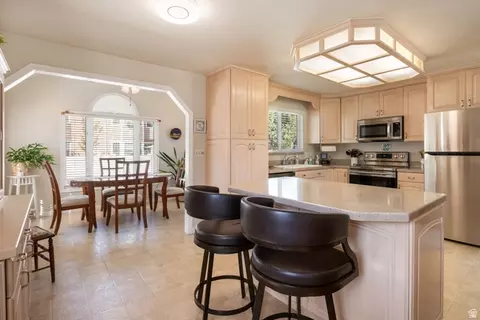 Kitchen - 5386 S Clover Meadow Dr, Murray, UT 84123 photo 2 of 4