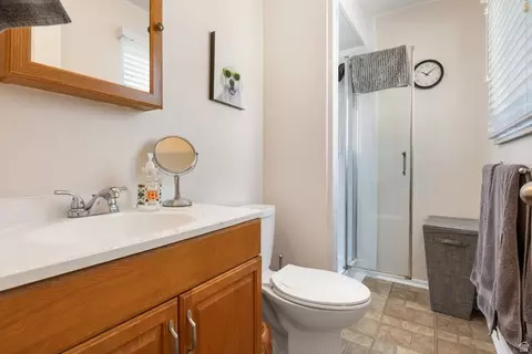 Bath - 5386 S Clover Meadow Dr, Murray, UT 84123 photo 1 of 2