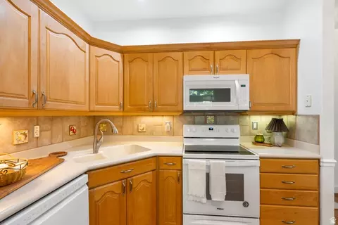 Kitchen - 41 E 2200 S, Bountiful, UT 84010 photo 2 of 3