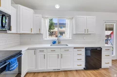 Kitchen - 4613 E Bridleway Rd, Eagle Mountain, UT 84005 photo 4 of 4