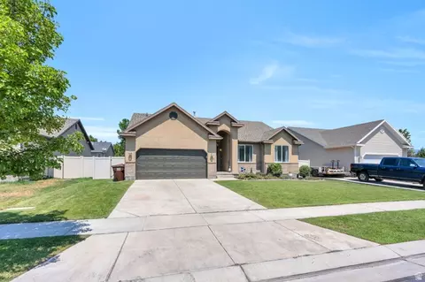 Exterior - 4613 E Bridleway Rd, Eagle Mountain, UT 84005 photo 2 of 4