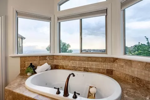 Bath - 1263 E Wild Maple Ct, Draper, UT 84020 photo 3 of 11