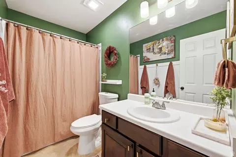Bath - 1112 Eagle Ridge Cir, Sandy, UT 84094 photo 2 of 3