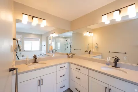 Bath - 3044 S Edgewater Ln W, Syracuse, UT 84075 photo 4 of 5