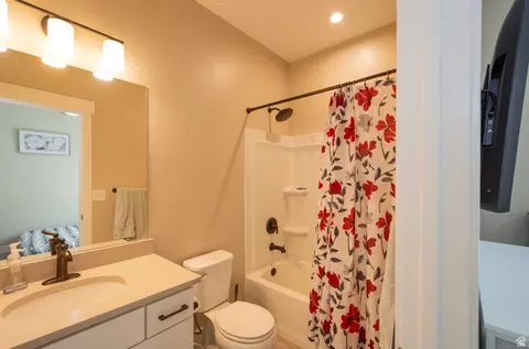 Bath - 3044 S Edgewater Ln W, Syracuse, UT 84075 photo 2 of 5