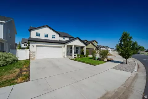 Exterior - 3044 S Edgewater Ln W, Syracuse, UT 84075 photo 2 of 4