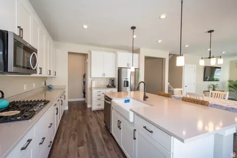 Kitchen - 3044 S Edgewater Ln W, Syracuse, UT 84075 photo 3 of 3