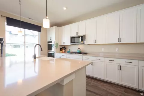 Kitchen - 3044 S Edgewater Ln W, Syracuse, UT 84075 photo 2 of 3