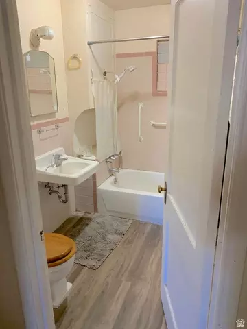 Bath - 49 E Robertson Ln, Moab, UT 84532 photo 3 of 3
