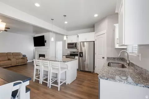 Kitchen - 8645 N Cypress Aly, Eagle Mountain, UT 84005 photo 2 of 2