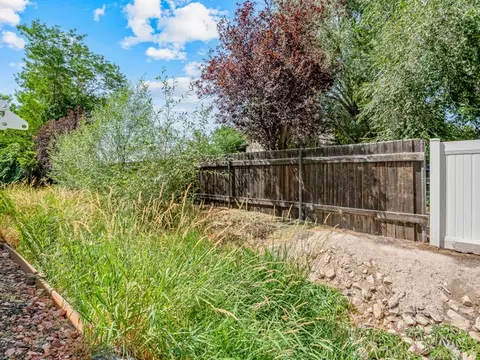 Exterior - 1081 E Wesley Rd, Murray, UT 84117 photo 8 of 8