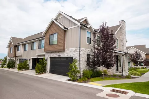 Exterior - 1404 E Rustic Wood Ct, Sandy, UT 84092 photo 4 of 6