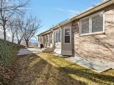 Exterior - 352 E Haven Crest Rd S, Draper, UT 84020 photo 4 of 6