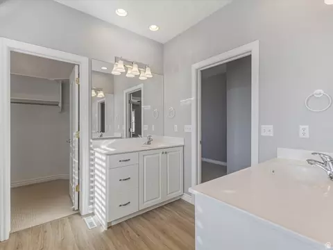 Bath - 352 E Haven Crest Rd S, Draper, UT 84020 photo 3 of 4
