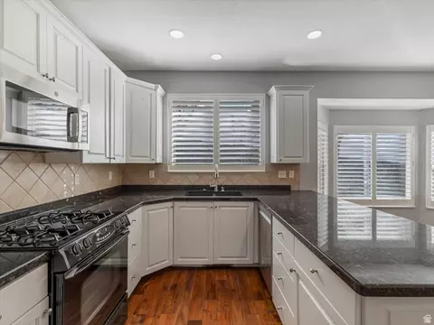 Kitchen - 352 E Haven Crest Rd S, Draper, UT 84020 photo 3 of 3
