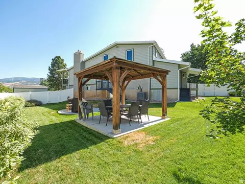 Exterior - 2524 S Edgehill Dr, Bountiful, UT 84010 photo 8 of 13