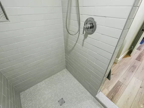 Bath - 2524 S Edgehill Dr, Bountiful, UT 84010 photo 8 of 9