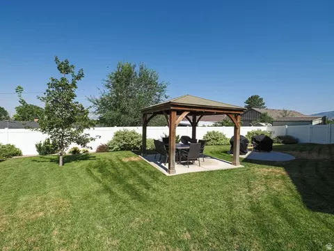 Exterior - 2524 S Edgehill Dr, Bountiful, UT 84010 photo 9 of 13